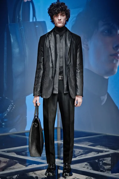 Look 16